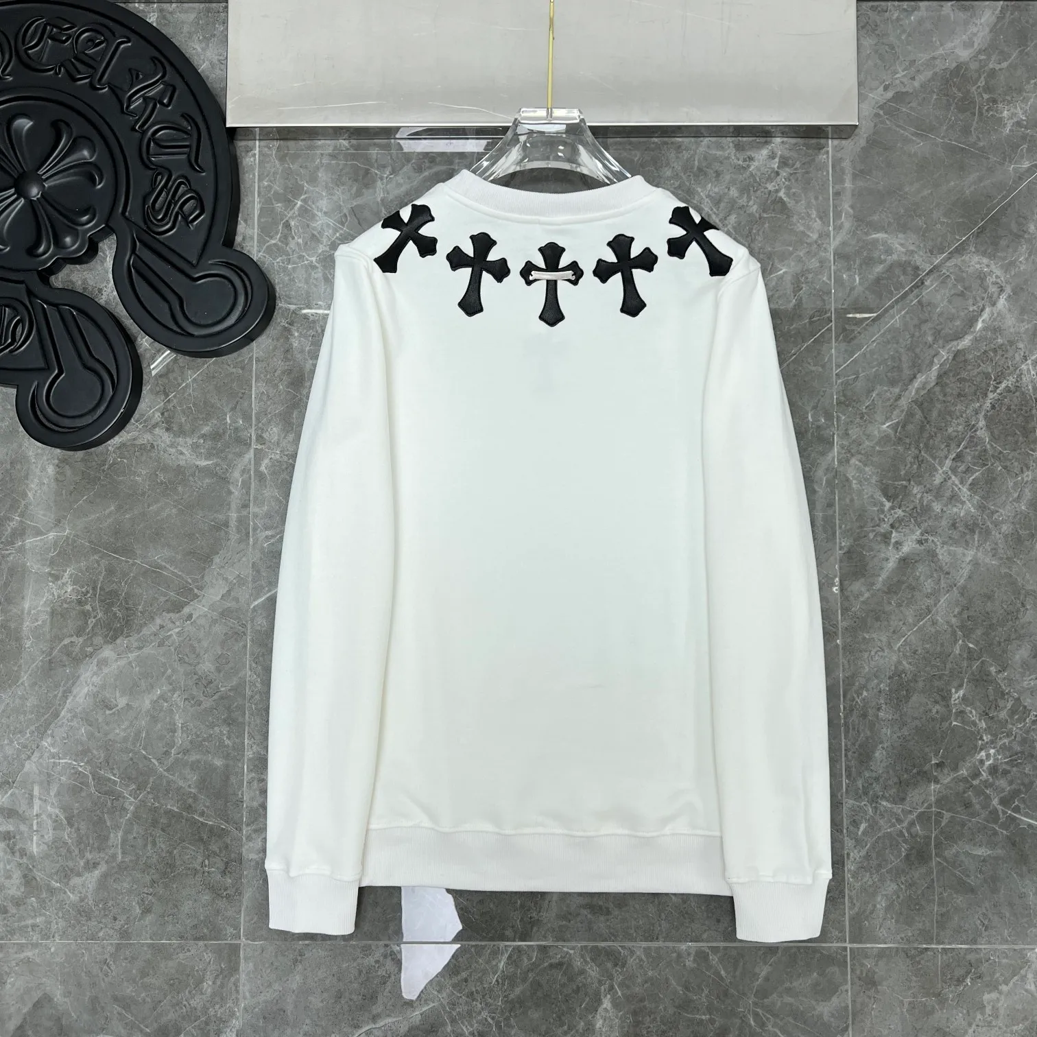 P240 Chrome Hearts🍁Autumn and winter 2025 simultaneous sale at counters Chrome Hearts heavy industry patchwork leather cross round neck sweatshirt improved customized version 1:1 high weight fabric 🌈Recommended colors: white black 🌈Cardage: S, M, L, XL.
